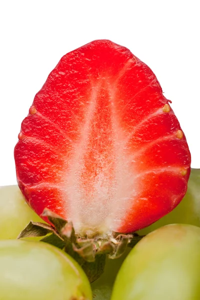 Extrémní makro snímek jahody izolované na bílém — Stock fotografie