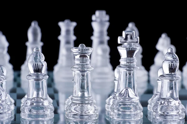 Macro tiro de xadrez de vidro definido contra um fundo preto — Fotografia de Stock