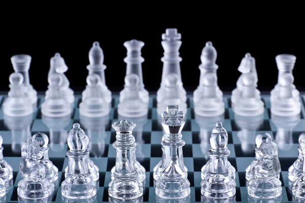 Macro tiro de ajedrez de vidrio sobre un fondo negro — Foto de Stock