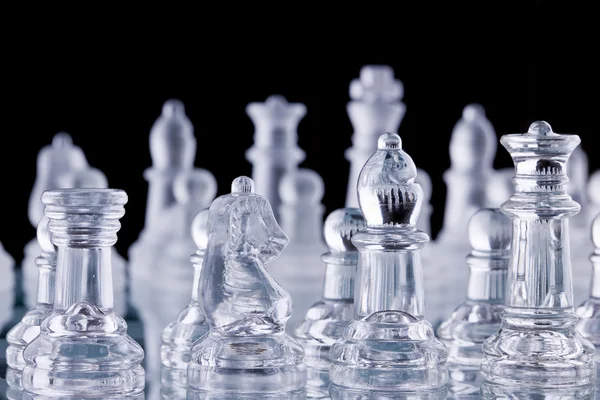 Macro tiro de xadrez de vidro definido contra um fundo preto — Fotografia de Stock