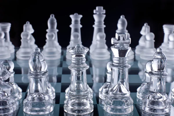 유리 체스 검정색 배경 설정의 매크로 촬영 — 스톡 사진
