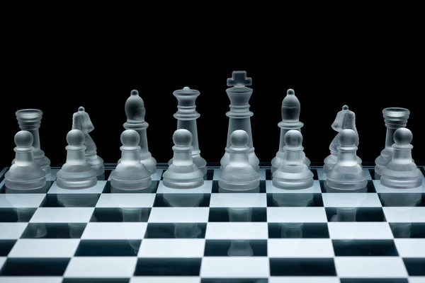 Macro colpo di scacchi di vetro impostato su uno sfondo nero — Foto Stock