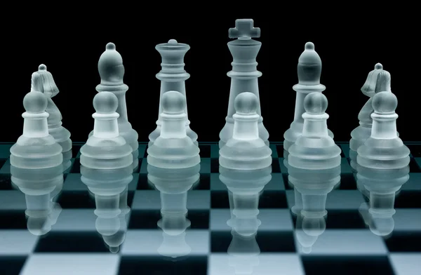 Macro tiro de ajedrez de vidrio sobre un fondo negro —  Fotos de Stock