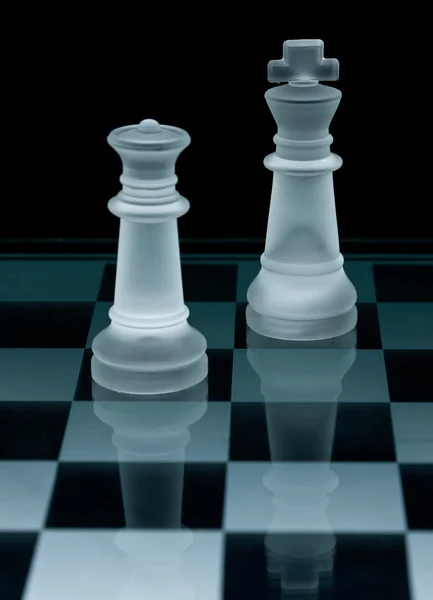 Macro plano de piezas de ajedrez de vidrio sobre un fondo negro — Foto de Stock