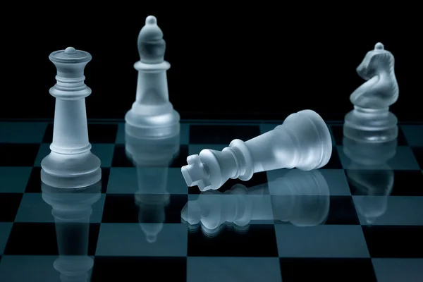 Macro tiro de peças de xadrez de vidro contra um fundo preto — Fotografia de Stock