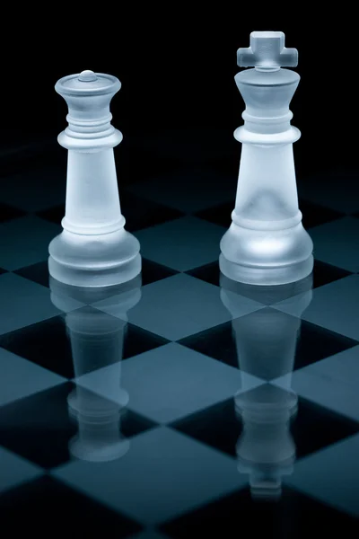 Macro tiro de peças de xadrez de vidro contra um fundo preto — Fotografia de Stock