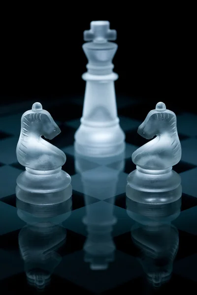 Makro shot sklo šachové figurky na černém pozadí — Stock fotografie