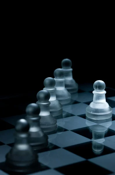 Macro-opname voor glas chess pieces tegen een zwarte achtergrond — Stockfoto