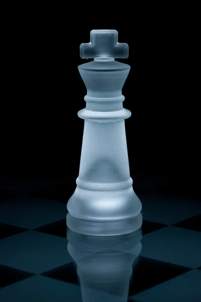 Macro shot of glass chess king against a black background — Stock Photo, Image