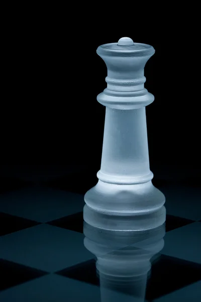 Macro tiro de vidro xadrez rainha contra um fundo preto — Fotografia de Stock