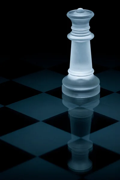 Macro colpo di regina degli scacchi di vetro contro uno sfondo nero — Foto Stock
