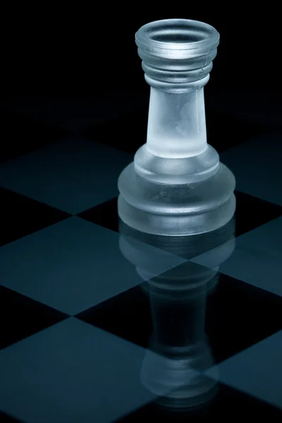 Macro tiro de vidro torre de xadrez contra um fundo preto — Fotografia de Stock
