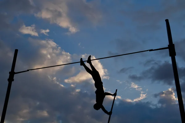 Silhouette of a pole vaulter — Stock Photo, Image