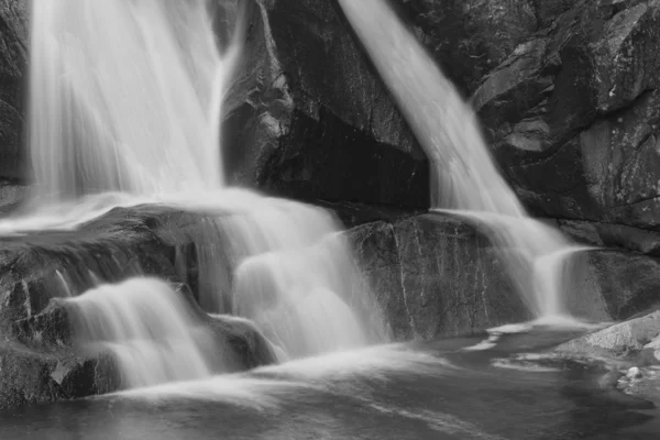 Vodopád u divočiny národního parku — Stock fotografie