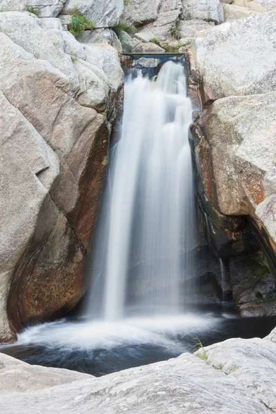 Vodopád u divočiny národního parku — Stock fotografie