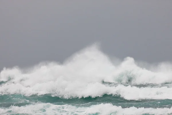 Storm golven breken op nationaal park tsitsikamma — Stockfoto