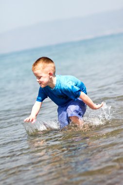 küçük çocuk onun tatil keyfi