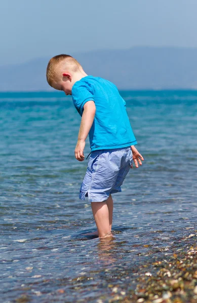 Malý chlapec se těší jeho dovolené — Stock fotografie