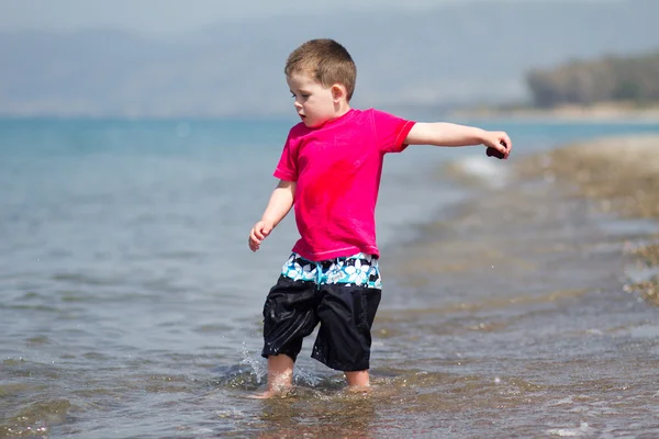 Malý chlapec se těší jeho dovolené — Stock fotografie