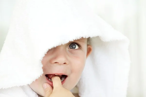 Bebé espiando —  Fotos de Stock