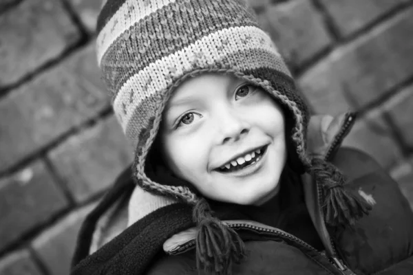 Malý chlapec hraje chladného zimního dne v lese — Stock fotografie