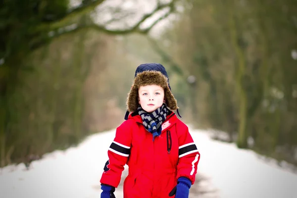 Little boy playing in the woods on a cold winter day — Stock Photo, Image