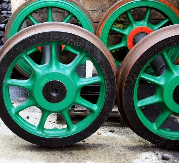 Набор из четырех металлических колес из вагона поезда — стоковое фото