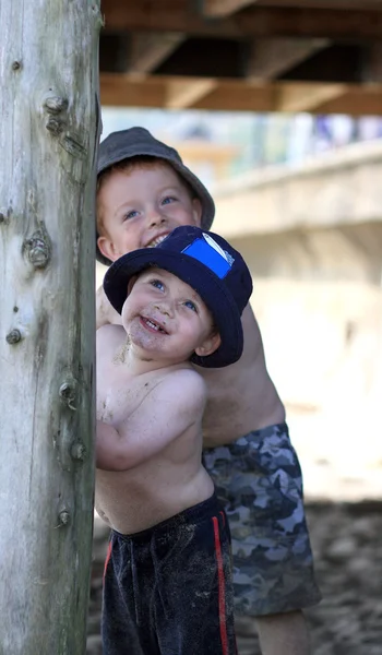 Sahilde iki arsız çocuklar — Stok fotoğraf
