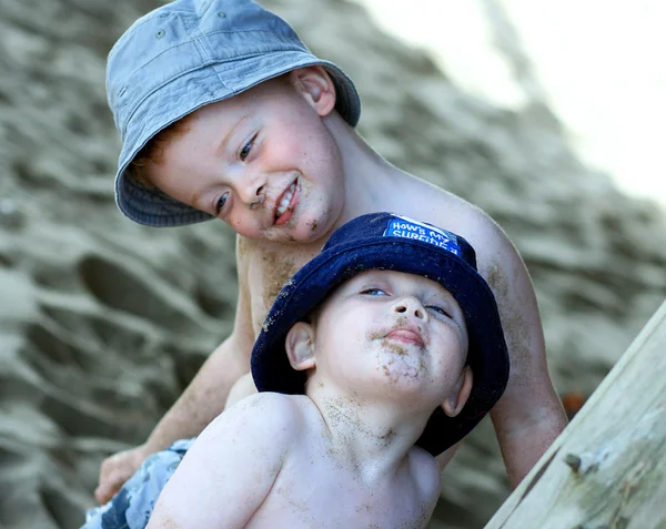 Two cheeky boys at the beach — Stock Photo, Image