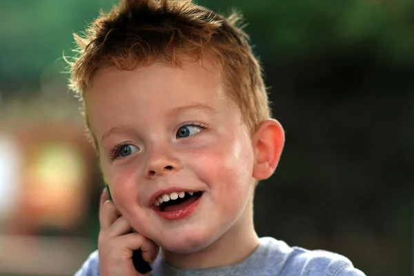 浅谈移动电话的小男孩 — 图库照片