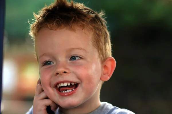Ung pojke som talade på en mobiltelefon — Stockfoto