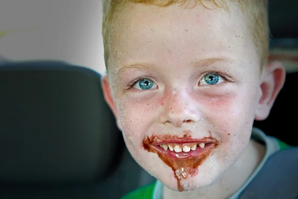 Litro menino comendo um sorvete de chocolate — Fotografia de Stock