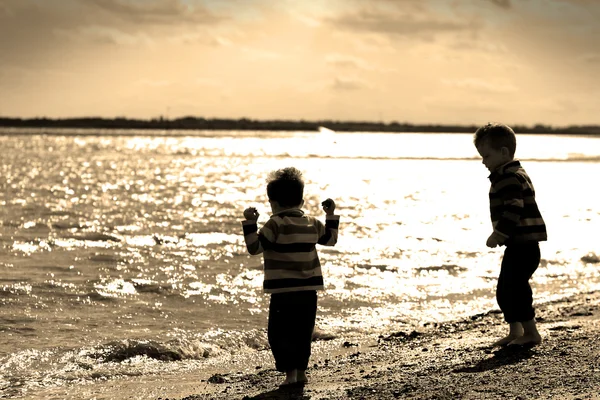 Dva malí kluci hrají na pláži — Stock fotografie
