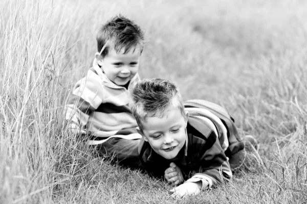 Two brothers enjoying the english countryside — Stock Photo, Image