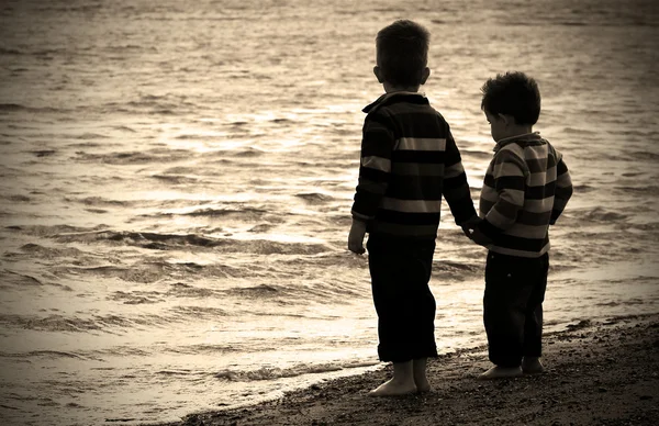 Två små pojkar som spelar på stranden — Stockfoto