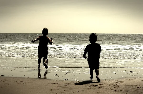 Двоє маленьких хлопчиків грають на пляжі — стокове фото