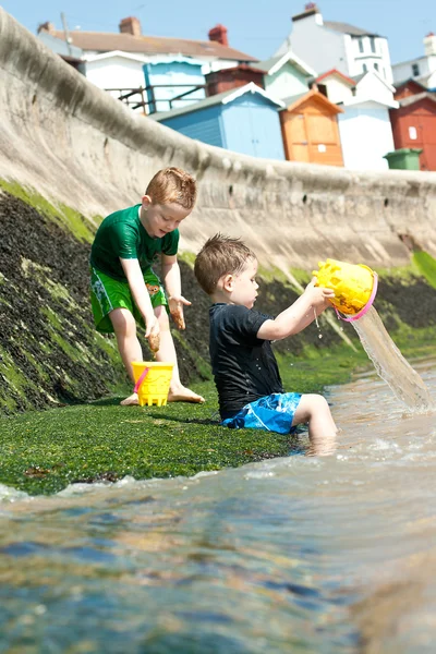 Два маленьких мальчика играют на пляже — стоковое фото