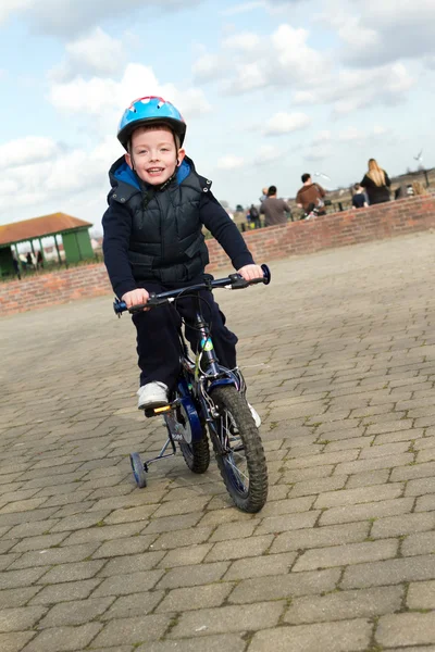 Chłopiec, jazda na rowerze, zabawki — Zdjęcie stockowe