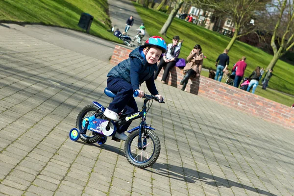 Menino equitação seu brinquedo bicicleta — Fotografia de Stock