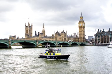 Polis teknesi Parlamento dışında thames Nehri üzerinde