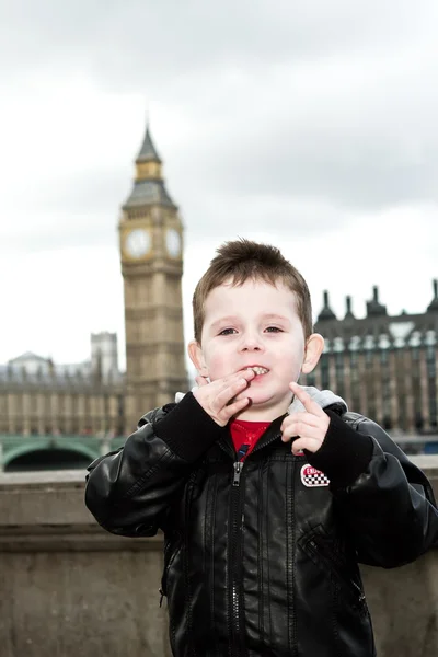 小男孩在伦敦城开心 — 图库照片