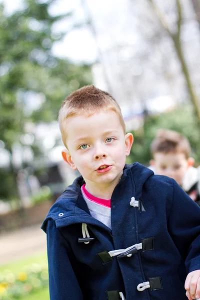 Malý kluk baví v městě Londýn — Stock fotografie