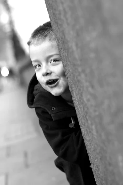 Mały chłopiec zabawy w mieście Londyn — Zdjęcie stockowe