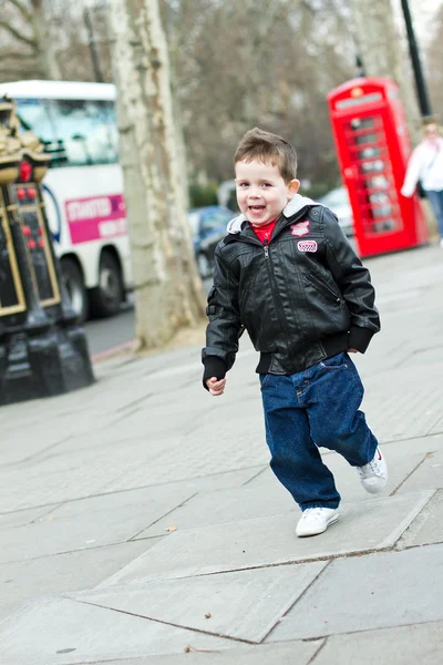 Little Boy se divertindo na cidade de Londres — Fotografia de Stock