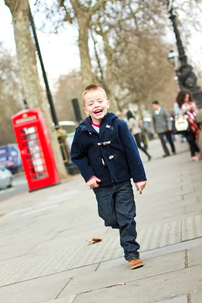 Little Boy divertirse en la ciudad de Londres —  Fotos de Stock