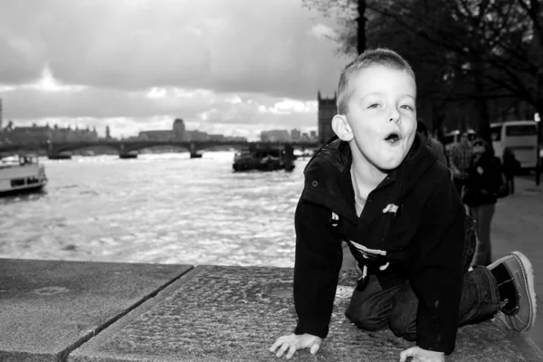 Liten pojke har kul i london stad — Stockfoto