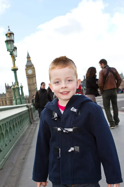 Liten pojke har kul i london stad — Stockfoto