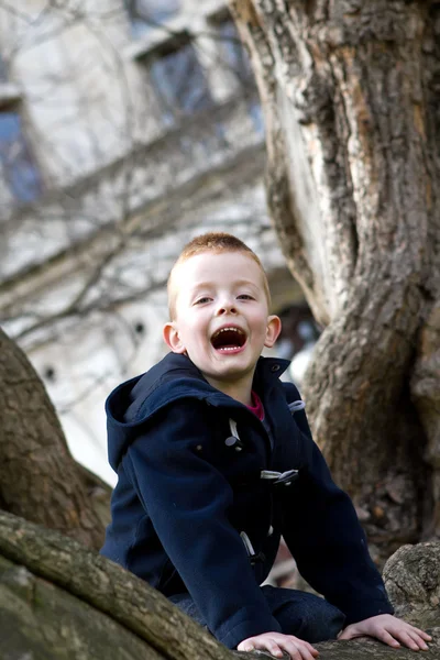 Malý kluk baví v městě Londýn — Stock fotografie