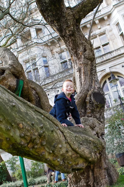 Мальчик веселится в Лондоне — стоковое фото