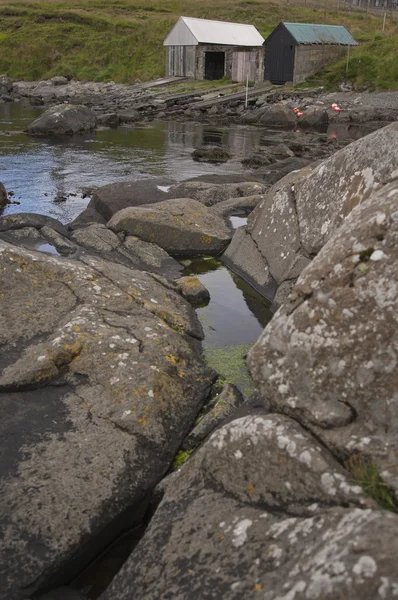 Bootshäuser mit Felsen im Vordergrund — Stockfoto
